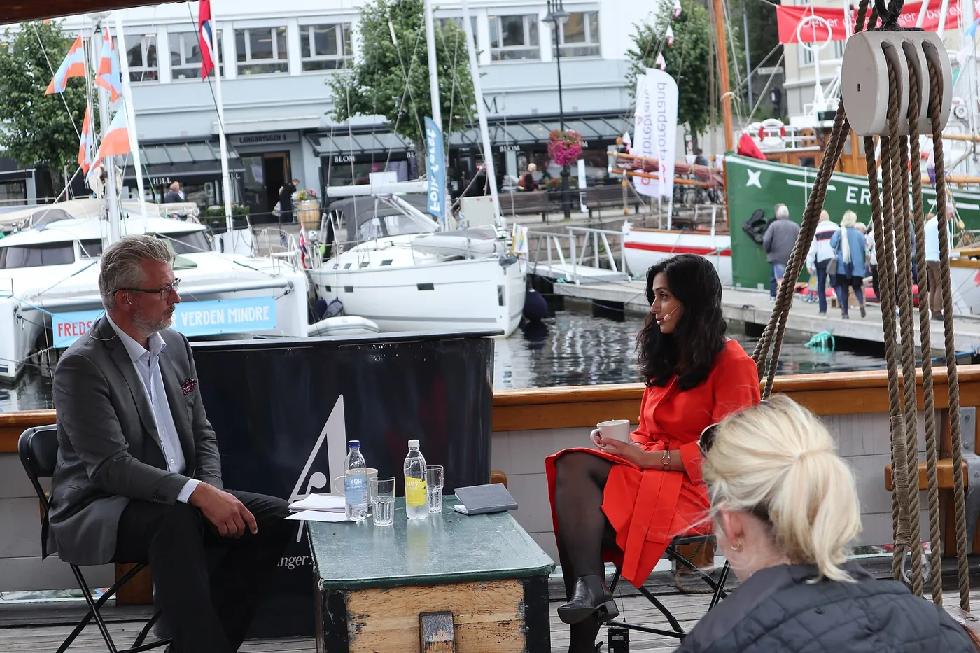 Folkeliv og stand under Arendalsuka ved bryggen i Arendal