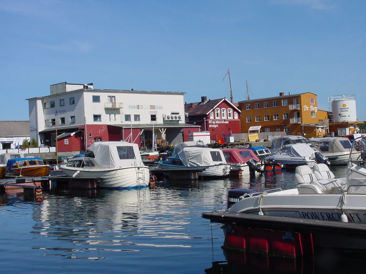 Grimstad havn med fritidsbåter og fargerike sjøhus